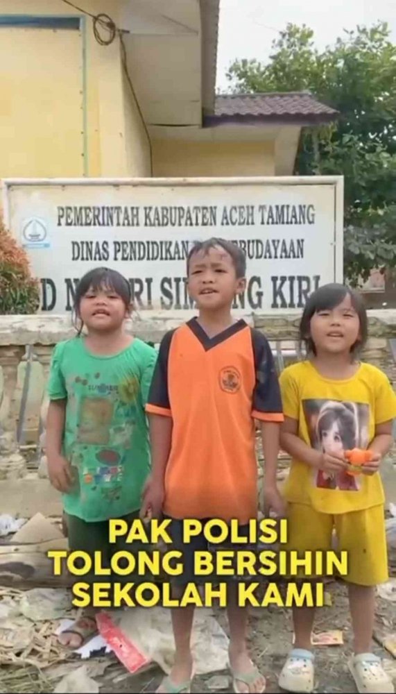 Pak Polisi Tolong Bersihin Sekolah Kami